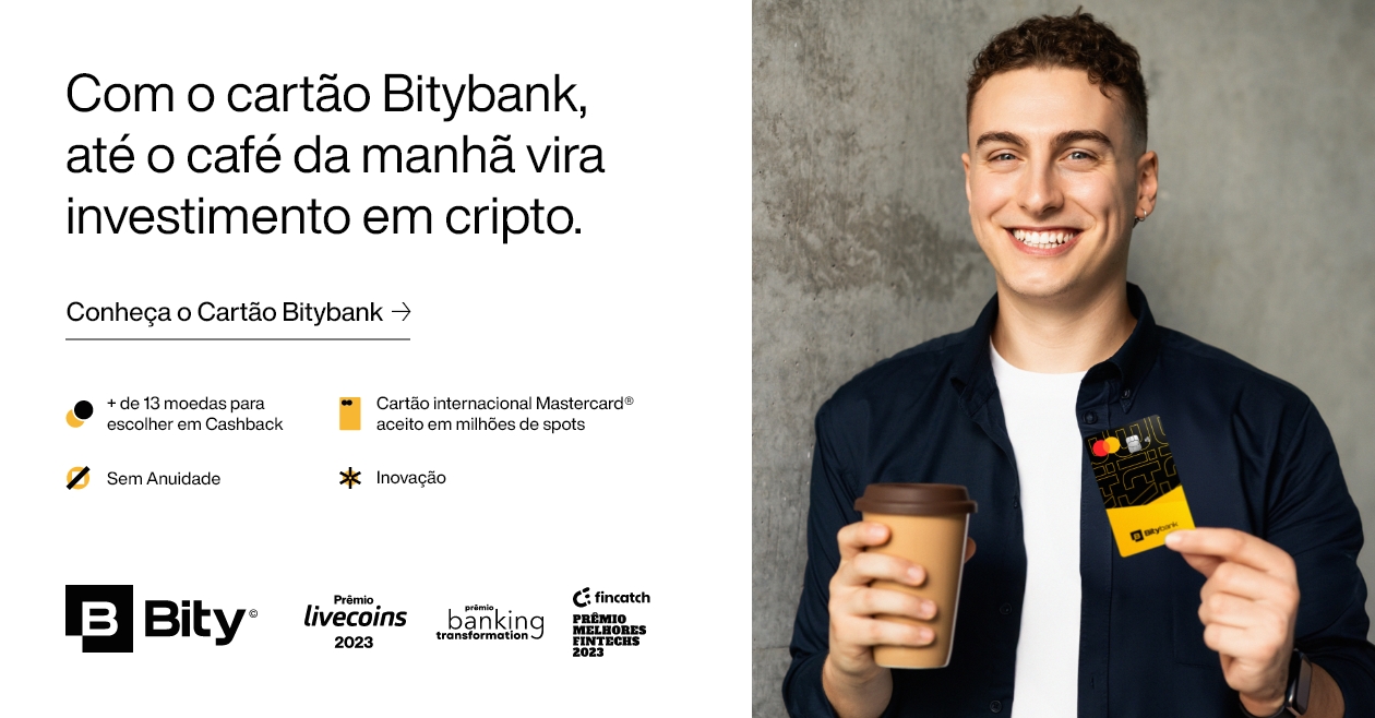 Fundo branco com homem branco sorrindo segurando cartão Bitybank em uma mão e um café na outra.