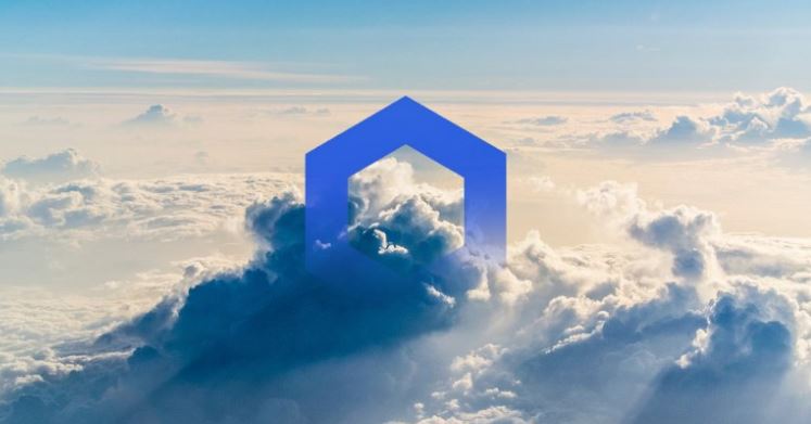 Símbolo da Chainlink (LINK) em azul entre nuvens no céu.