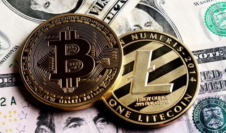 Litecoin (LTC) e Bitcoin (BTC) lado a lado visto de cima. O fundo das moedas são notas de dolar.