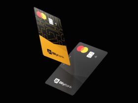 Fundo preto com dois cartões a frente e ao centro. Um cartão é amarelo com preto e outro somente preto. Os dois tem selo mastercard, chip e logo da Bity.